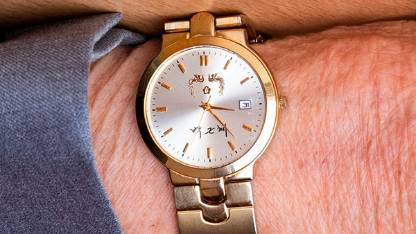 이만희 '박근혜 시계'…"신천지의 쇼" VS "연루의혹 밝혀야"