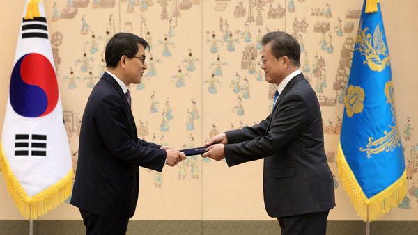 문 대통령, 노태악 대법관 임명장 수여 "다양성 진전"