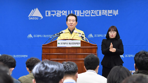 정 총리 "공직사회가 먼저 면마스크…콩 한쪽도 나누는 심정 부탁"