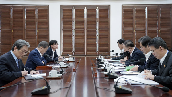 문 대통령, 경제·금융상황 특별점검회의 개최…한은 총재도 참석 