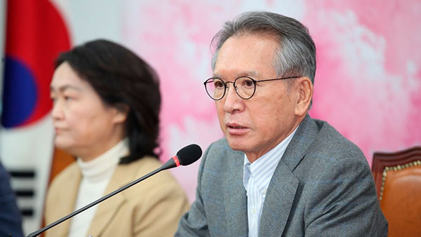 '사천' 없다던 김형오, '문빠 공천' 논란에 전격 사퇴