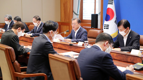 문 대통령 "소상공인·자영업자 위해 50조원 규모 특단 금융조치"