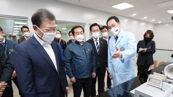 문 대통령 "사재기 없는 우리 국민 존경…연대·협력만이 답"