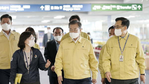 문 대통령, 인천공항 검역현장 방문…"생명 지키는 숨은 일꾼"