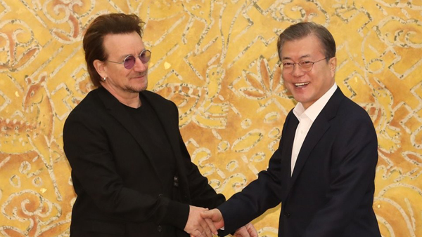 U2 보노, 문 대통령에 "의료장비 지원해달라" 서한 보내 
