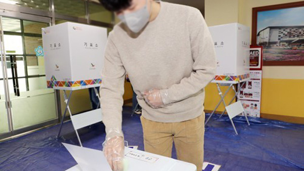 [선택2020] '코로나19' 대응 "잘 해" 75%…"투표에 영향" 58% 