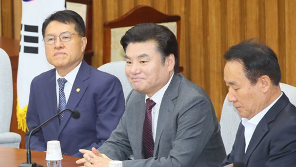 미래한국당 '합당 촉구 내분' 일단 봉합…"29일 합당 위한 당선인들 위임권 받았다"