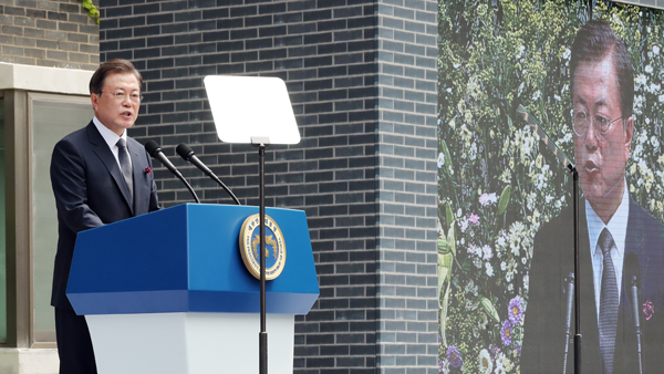 문 대통령 "민주주의로 지속가능하고 평등한 경제, 평화 이뤄야"