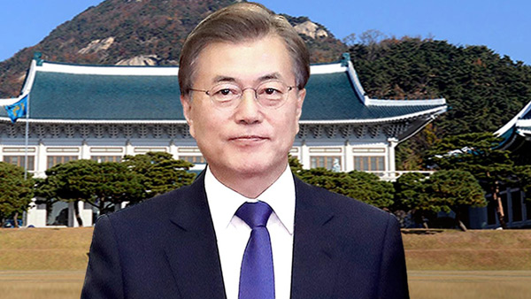 문대통령 지지도 4.6%포인트 내린 53.6%…3월 이후 최저