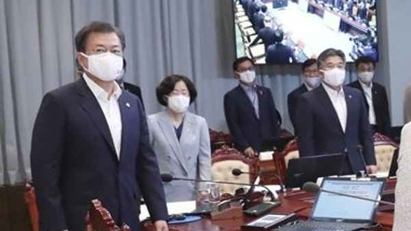 문 대통령 "법무부·검찰, 협력하면서 과감한 개혁방안 마련해달라"