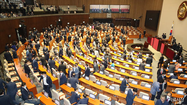 "국회 상임위 여당 단독 선출, 국민 절반이 '잘못한 일' 평가" 