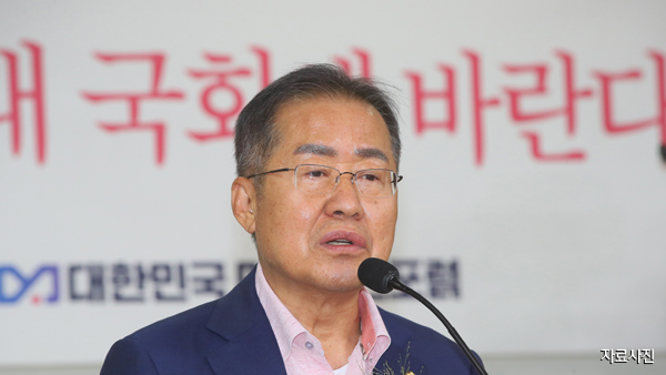 홍준표 "추미애·윤석열, 둘 다 국민을 짜증나게 해"