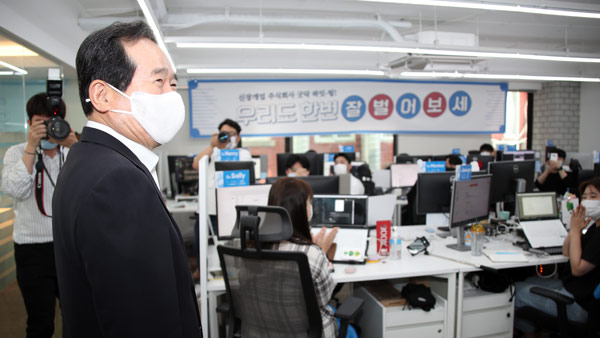 정 총리, 알림앱 업체 찾아 "공공데이터 규제개혁 필요"