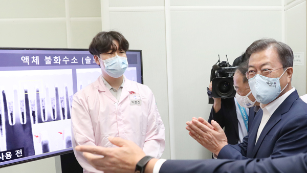 문 대통령 "소부장 강국 도약·국제사회 협력…일본과 다른 길"