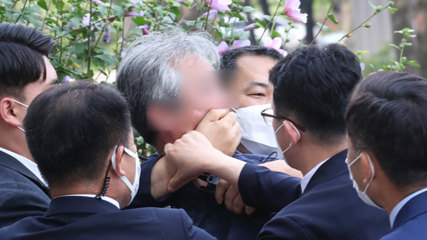 국회 나서는 문 대통령에 신발 던진 남성 체포 
