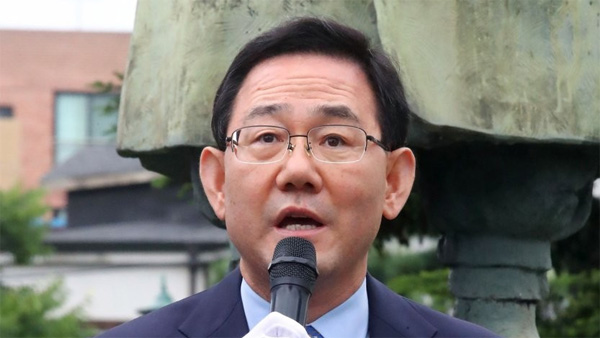 주호영 "박지원은 적과 내통"…박지원 "근거없는 색깔 공세" 