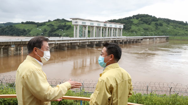 문 대통령, 홍수조절댐 방문…"北, 황강댐 방류 안 알려 아쉽다"
