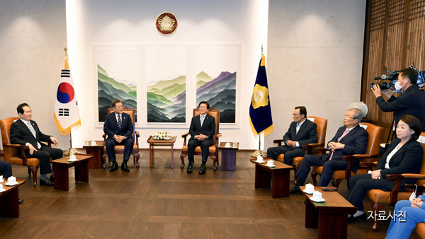 靑 "여야정 대표 회동 초청에 통합당 불가 통보"