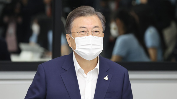 문 대통령 "확진자 급증…조속한 전면 등교 차질 불가피"