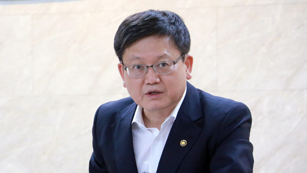 靑 '인국공 사태' 청원에 "절차 거쳐 정규직 전환"