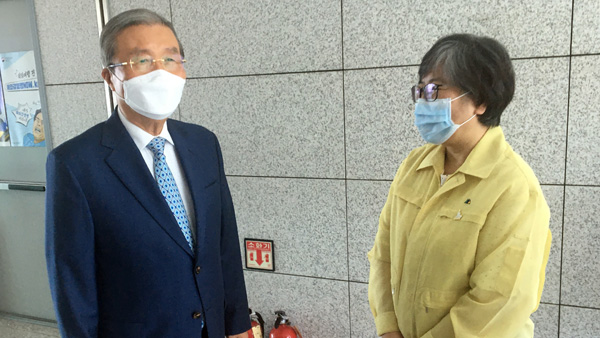 정은경 방문 김종인에 민주 "훈장질"…통합당 "인격 모독"