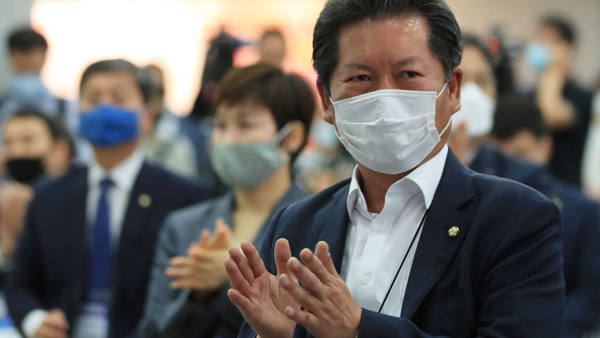 정은경 방문 김종인에 민주 "훈장질"…통합당 "인격 모독"