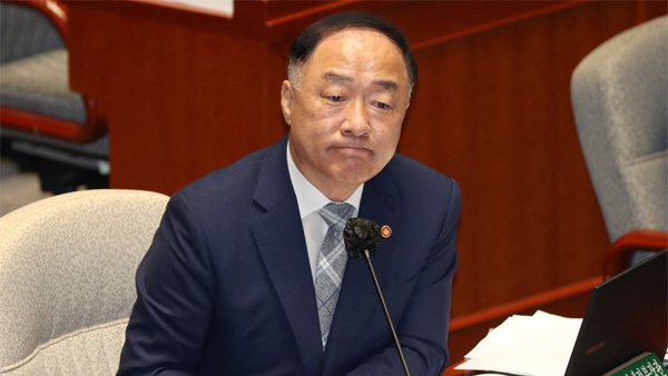 홍남기 부총리 "고용보험료율 단계적 인상 검토"