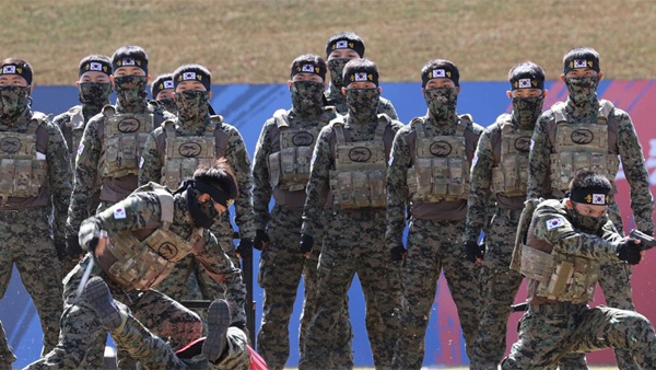 "개천절 위기 조장 세력 좌시 안 해" vs "군이 정치 포로 됐다"