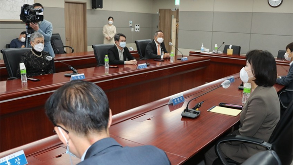 권익위 찾은 의대 교수들 "국시 못보는 의대생들 구제해달라"