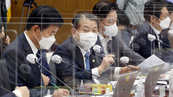 "병사들에게 일회용 마스크 1주일에 2개만 보급…세탁 재사용"