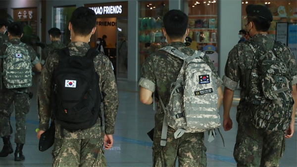 군 장병 오늘부터 휴가 정상화…외박·면회는 계속 통제