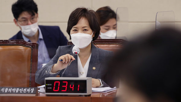 식약처장 음압병상·마스크 관련 주식 보유에 직무관련성 논란