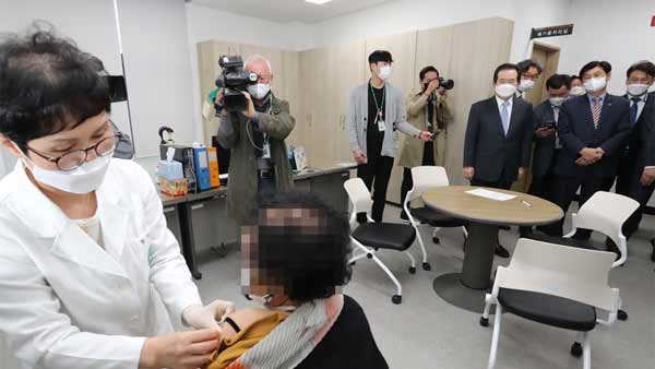 정 총리, 독감 예방접종 현장 방문…접종도 직접 받아