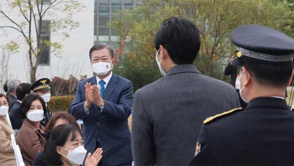 문 대통령, 순직 경찰 유족 위로.. "의미 다시 한번 생각"