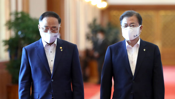 문 대통령 "홍남기 경제회복 이끌 적임자"…재신임 거듭 확인
