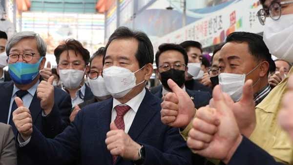 정 총리, 홍대서 마스크 착용 캠페인…"가장 확실한 방역은 마스크 착용"