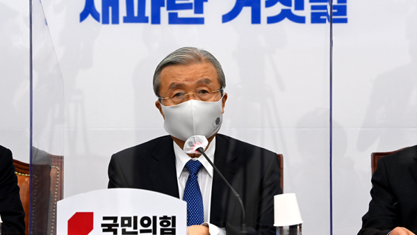 김종인 "집단 감염 발생에도 소비쿠폰 지급…정부 한심한 엇박자"
