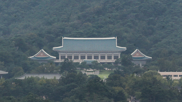 청와대 "긴급바카라 예측, 사회적 거리두기 피해 지켜봐야"