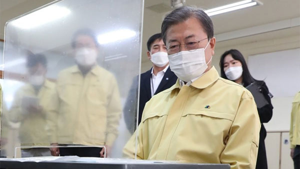 문 대통령, 자가격리자 시험장 찾아 수능 방역 점검