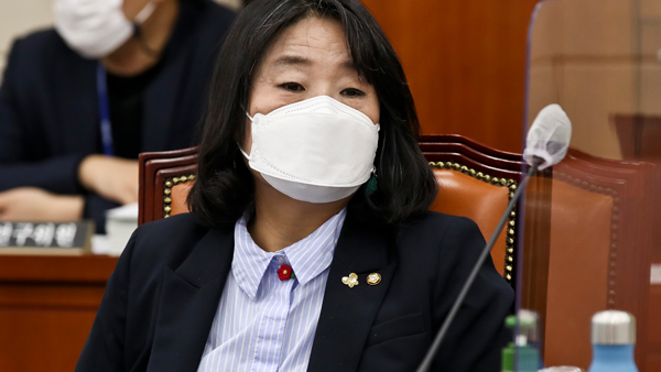 윤미향, '노마스크' 저녁 모임 사과…"사려깊지 못했다"