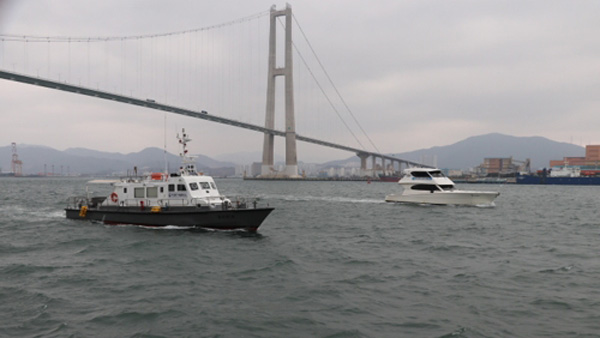 지난 7일 밤, 강풍으로 이순신대교 위 컨테이너 추락