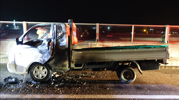 호남고속도로 논산분기점 달리던 1톤 트럭에서 불