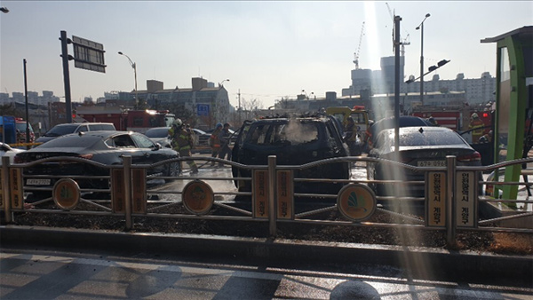 인천서 주차된 승합차에서 불…차량 3대 파손