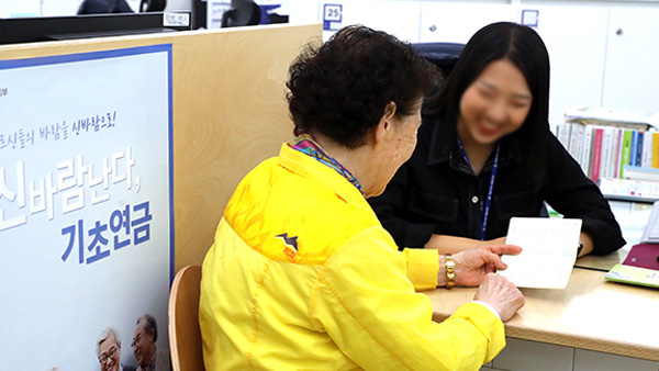 소득인정액 월 38만원 이하 노인 기초연금 월 30만원 받는다