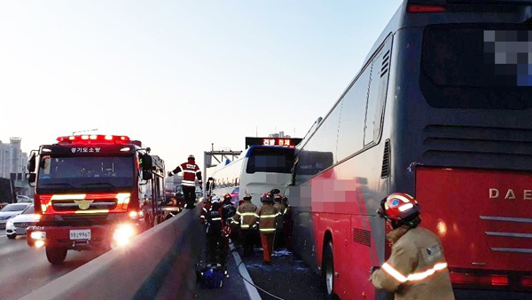 경부고속도로 신갈 나들목 부근 버스 5중 추돌…16명 사상