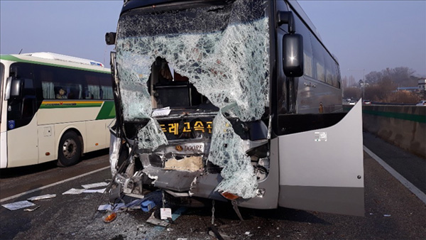 경부고속도 죽암휴게소 인근서 버스 2대 추돌…18명 경상