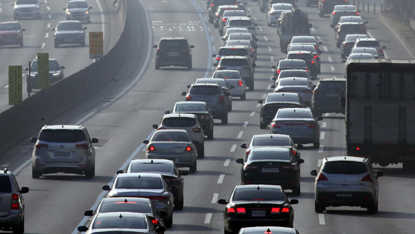 연휴 첫날 고속도로 정체 조금씩 해소…