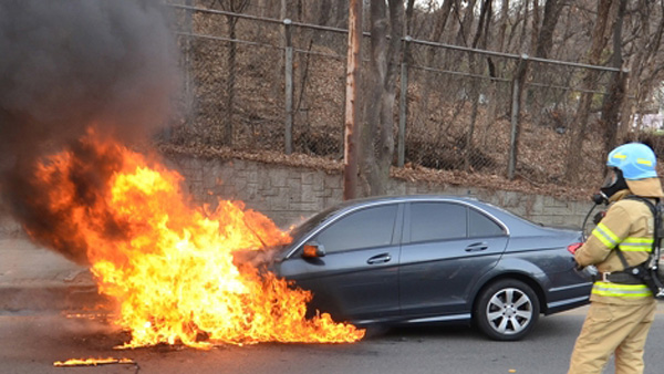 달리던 벤츠 승용차에 불…1천400만원 피해