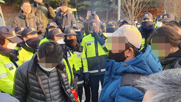 '교민 수용 반대' 아산주민 해산…도로 통행 재개