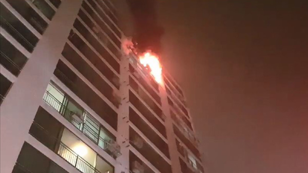 전주서 한밤중 아파트 화재…2명 연기흡입